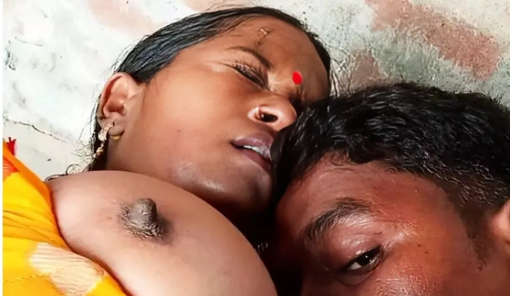 Haut Indian Desi Bhabhi Kissing