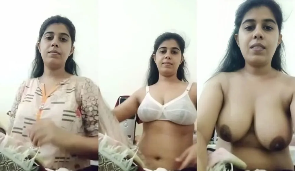 Sexy Indian Mall Shows Her Boobs