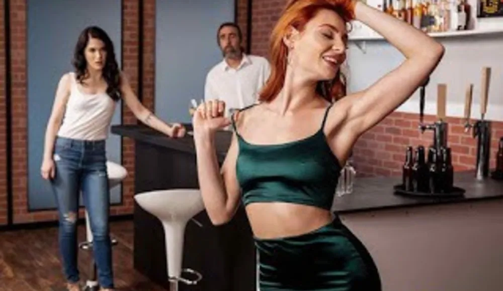 Jukebox Showdown - HotAndMean.20.05.20.Lacy.Lennon.And.Evelyn.Claire