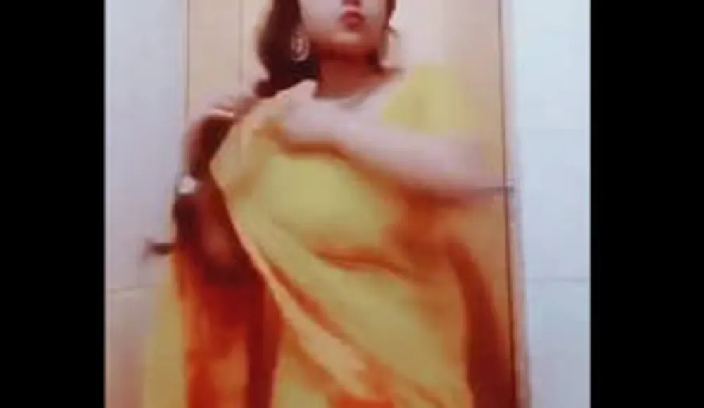 Desi Yellow saree busty girl open boobs