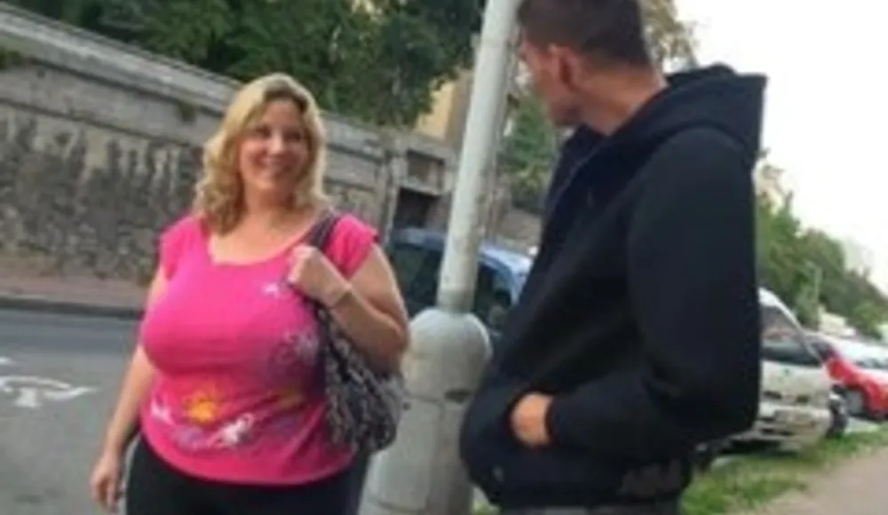 Mom with Huge Melons and a Huge Arse, gets Pickpocketed!