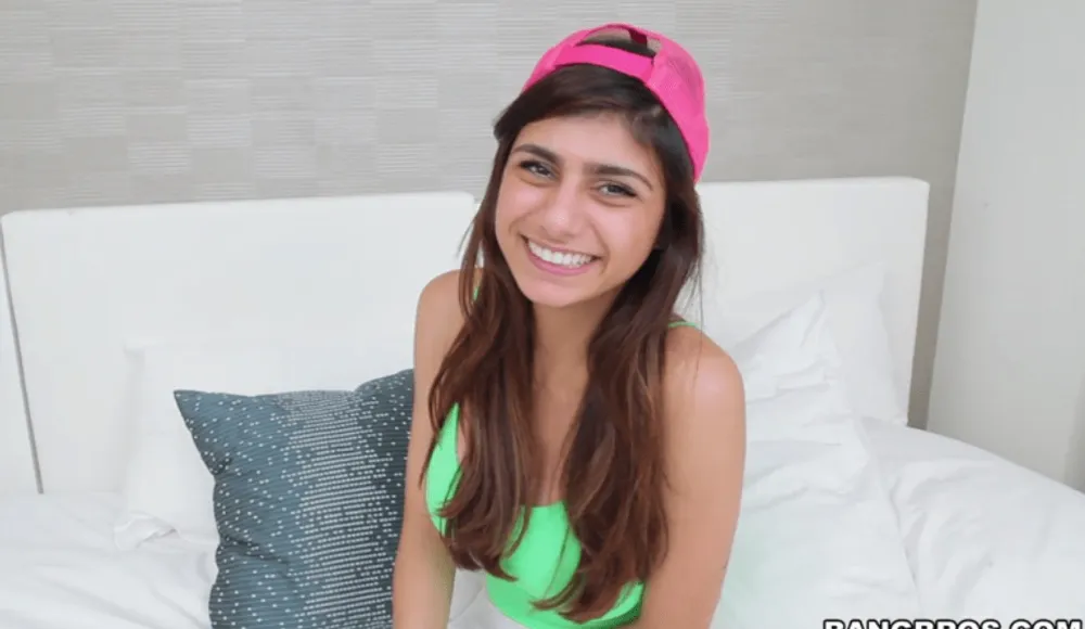 Mia K gives the girlfriend experience - Mia Khalifa