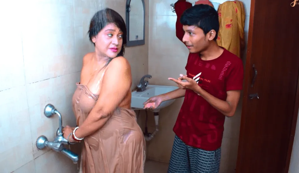 Indian Porn Young Boy Seduce Aunty While Bathing