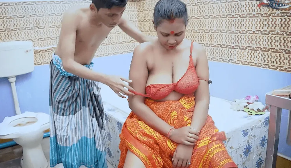 Two Desi Servants Have Sex In The Bathroom In The Absence Of The Owner Full Movie